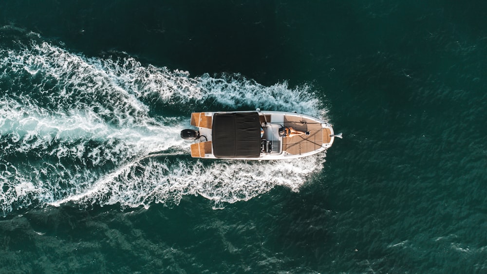 Un bateau sur l’eau