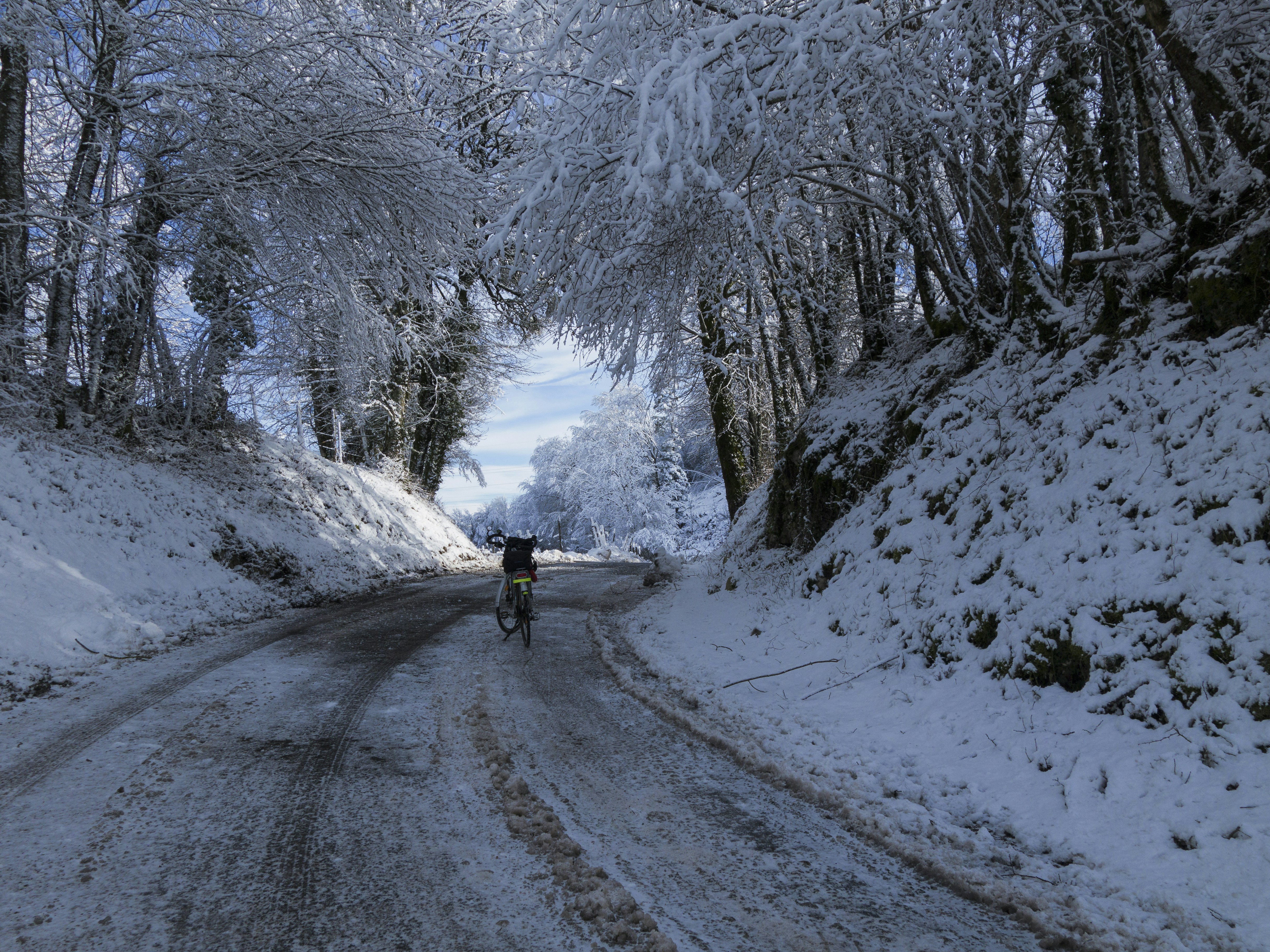 una persona montando en bicicleta en una carretera nevada