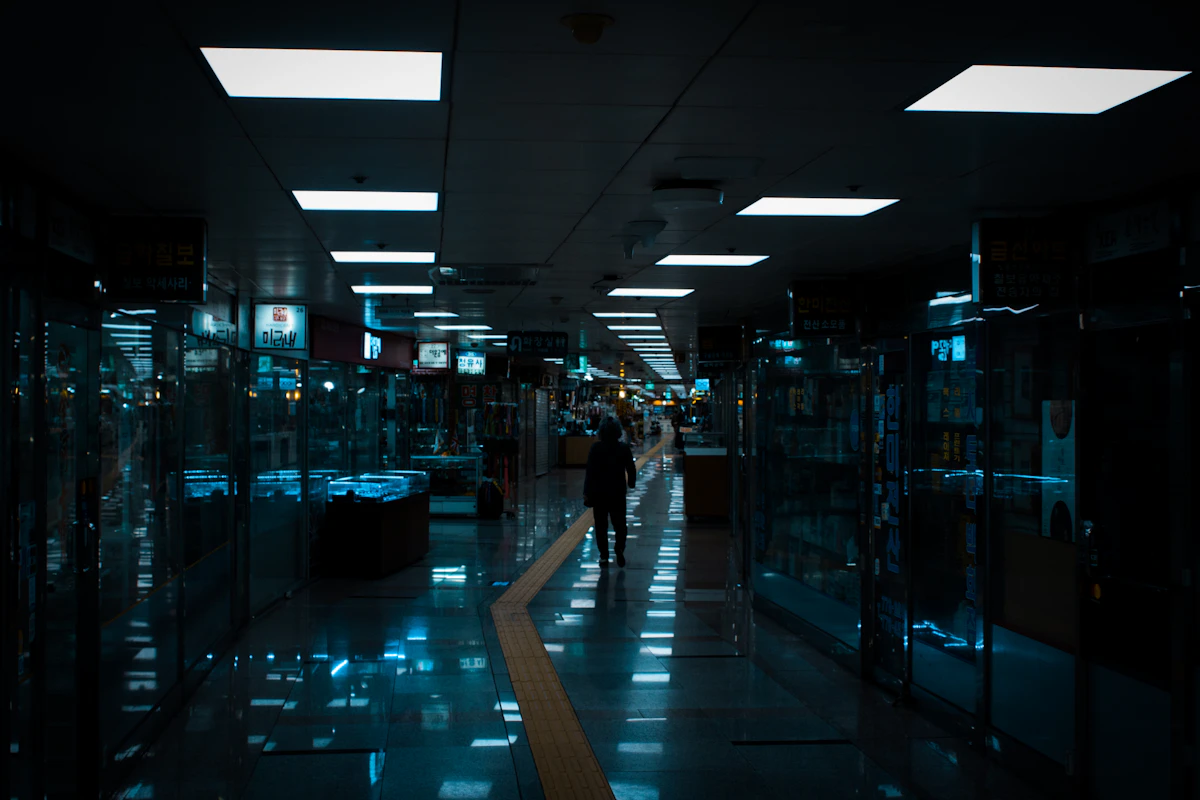 Representación conceptual de un modelo de lenguaje grande generando código para diferentes lenguajes de programación.