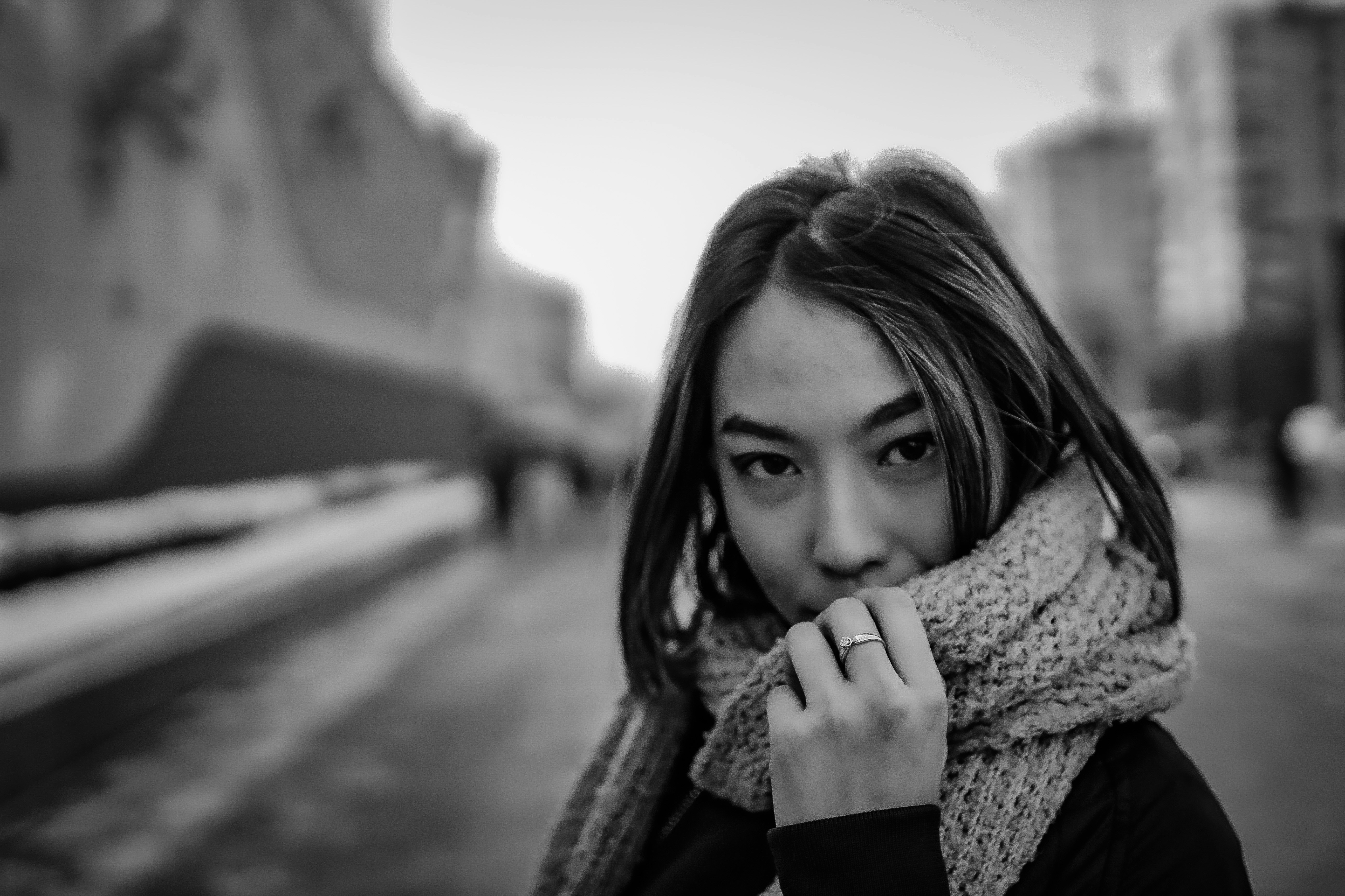 턱에 손을 얹은 여자