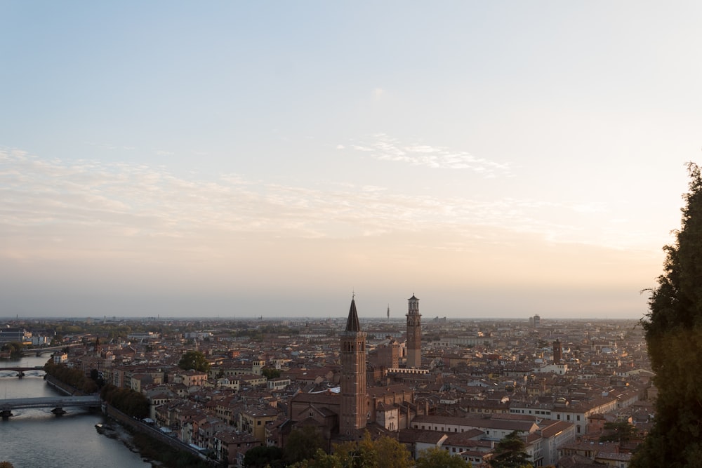 Una città attraversata da un fiume