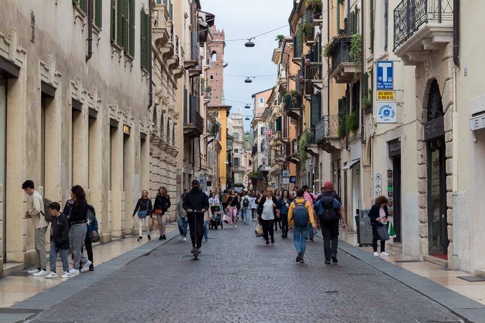 persone che camminano su una strada