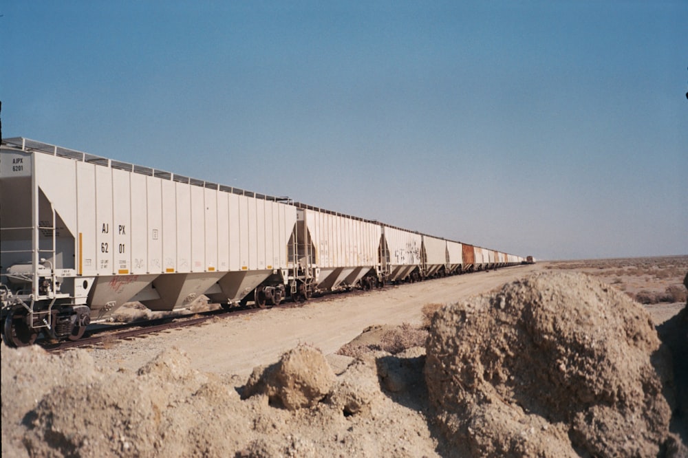 Ein Zug auf den Bahngleisen