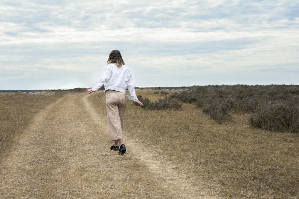 um homem andando em um campo