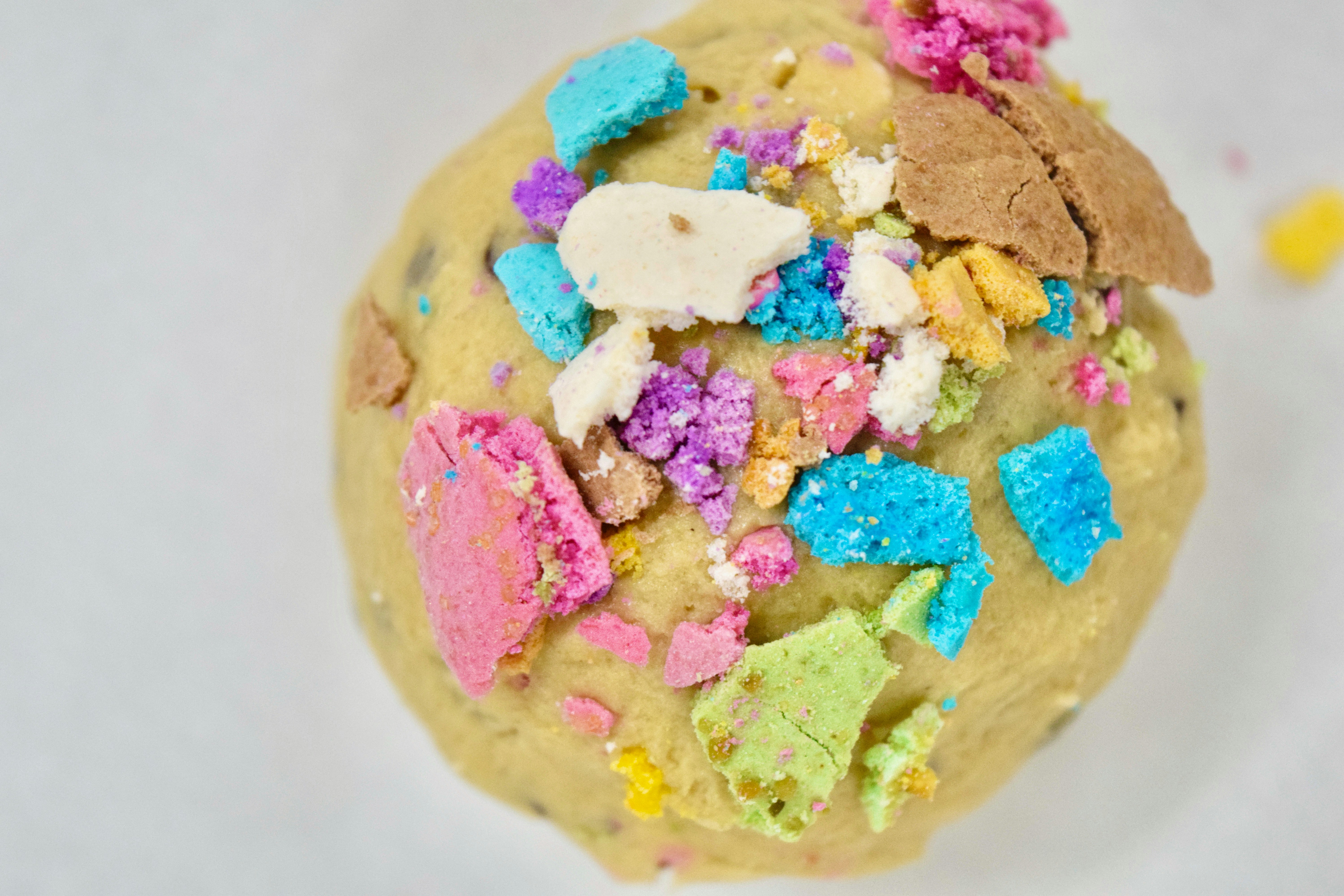 un cupcake con chispas y dulces en la parte superior