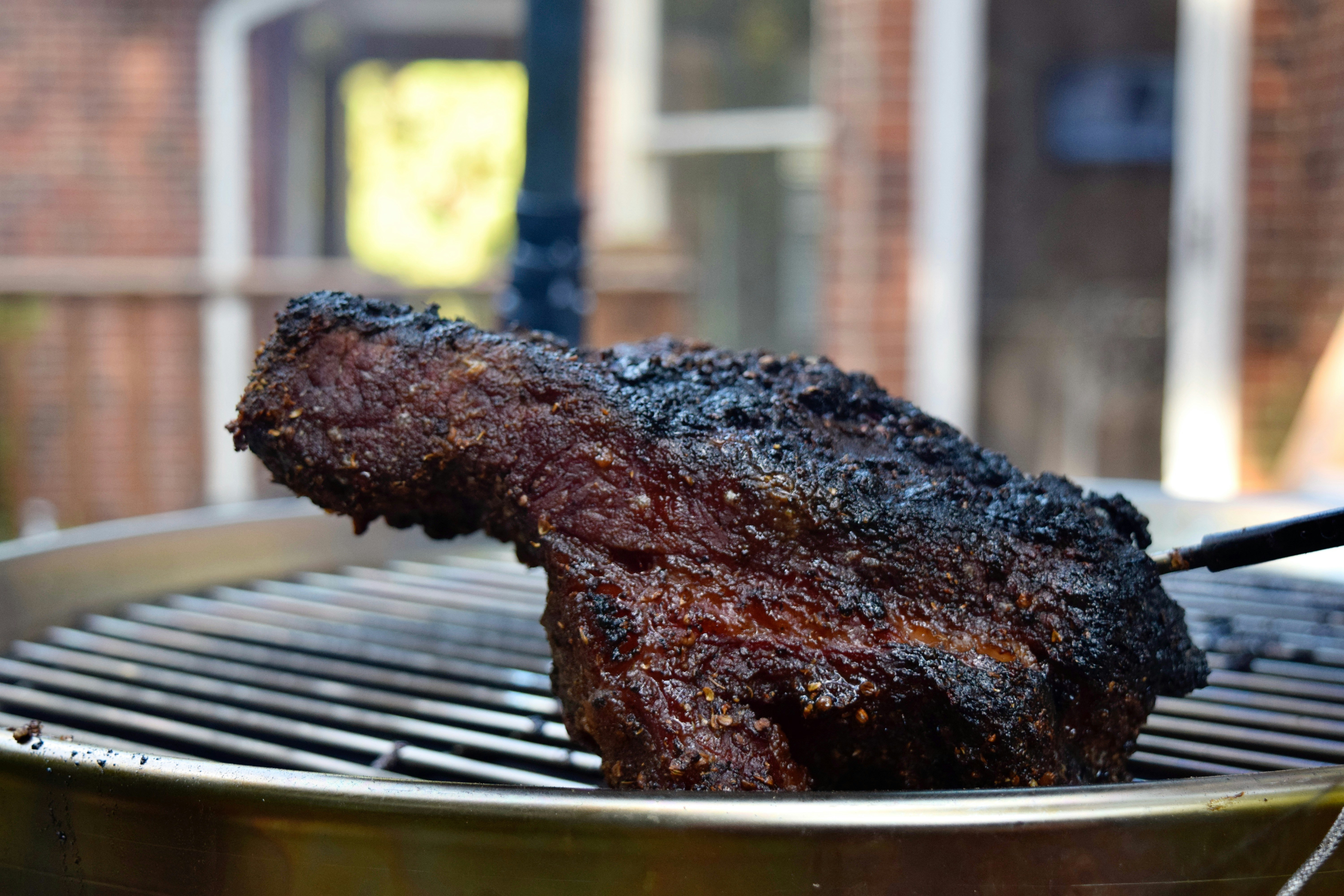 un trozo de carne en una parrilla