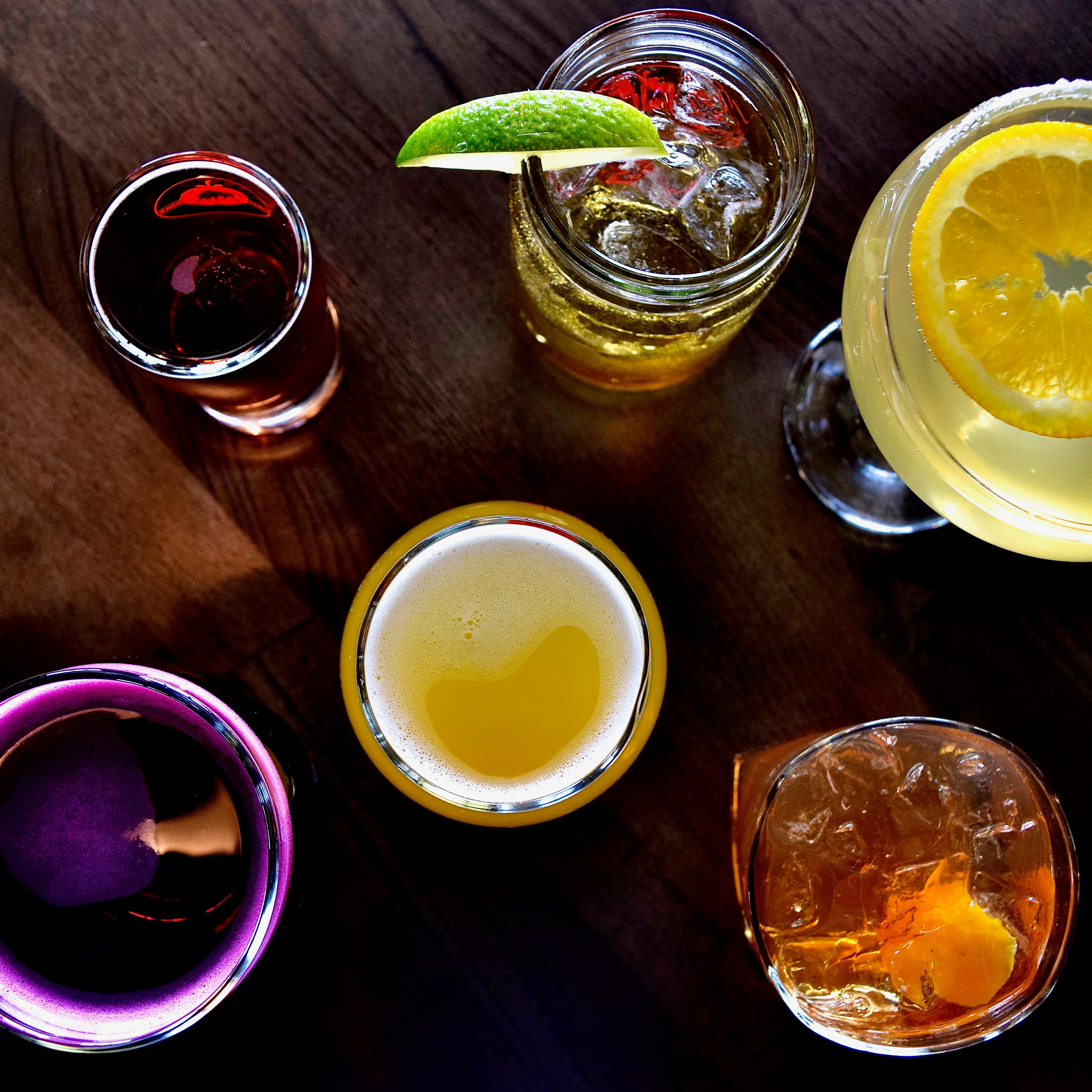 un grupo de vasos con líquido en ellos