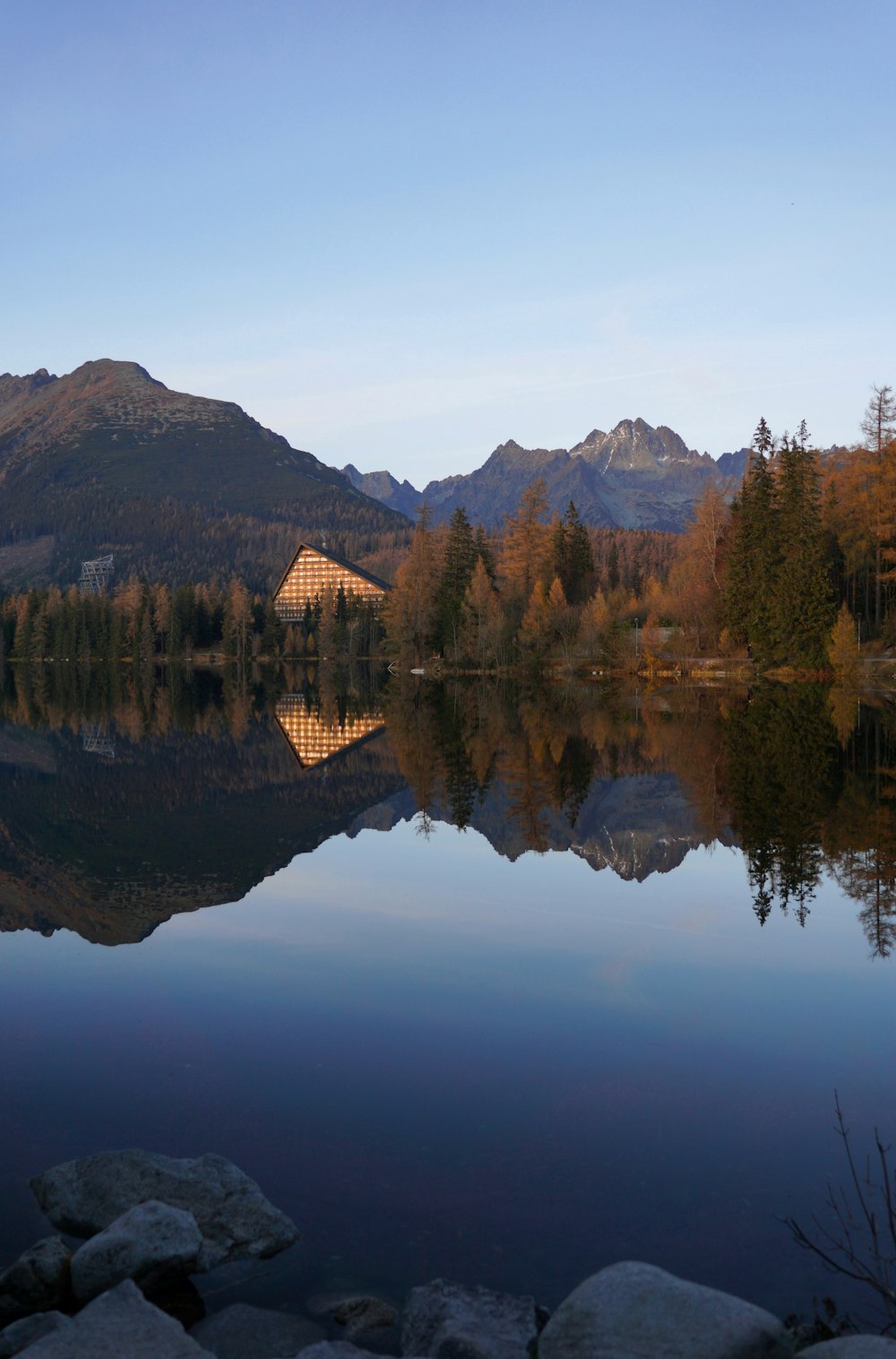 Ein See mit Bäumen und Bergen im Hintergrund