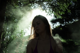 femme dans la forêt automnale respirant profondément, brume douce, huiles essentielles Air thérapie