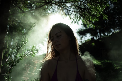 femme dans la forêt automnale respirant profondément, brume douce, huiles essentielles Air thérapie