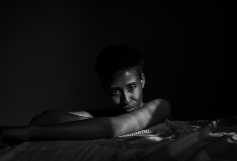 Repos sensuel sur lit