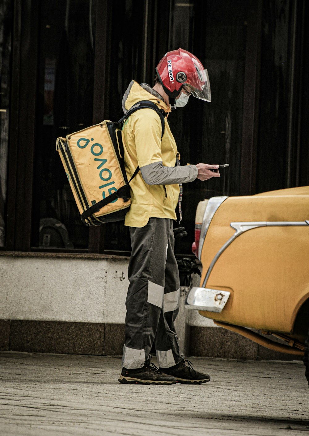 um homem em um capacete de segurança segurando uma caixa