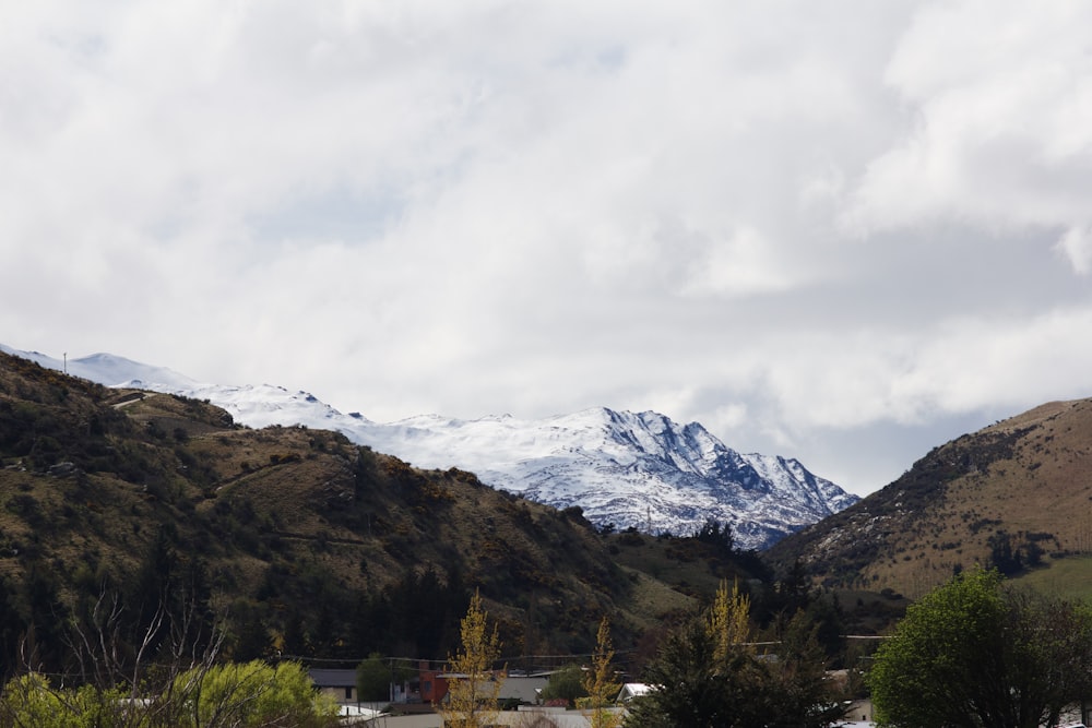 a snowy mountain range