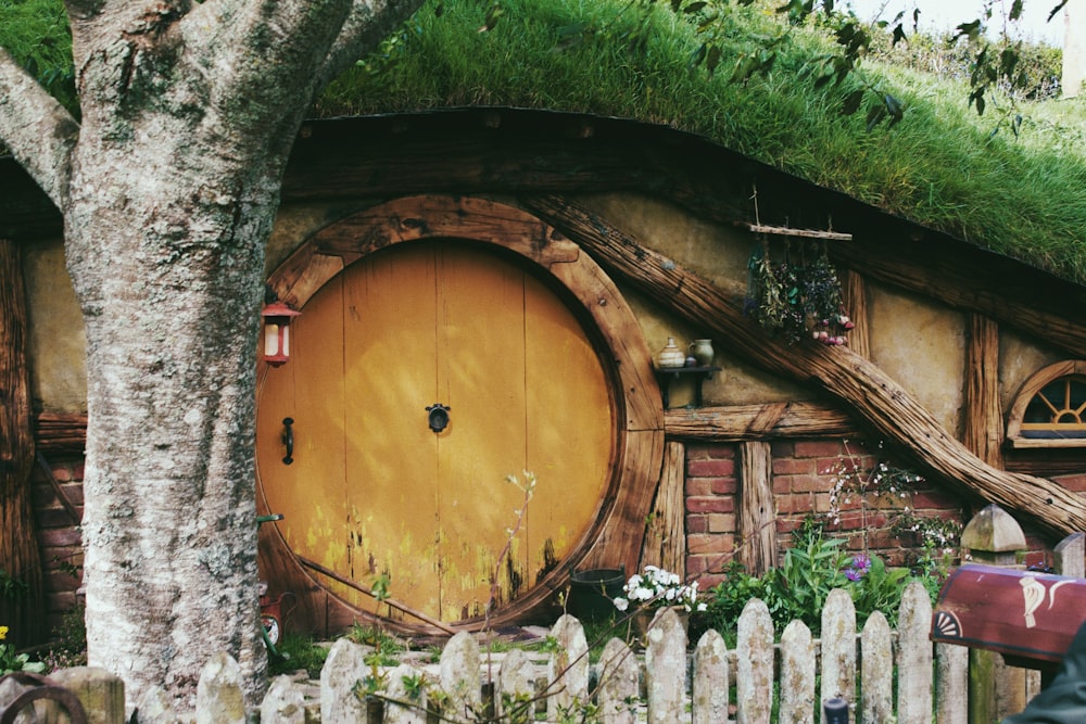 uma porta de madeira em um edifício de pedra