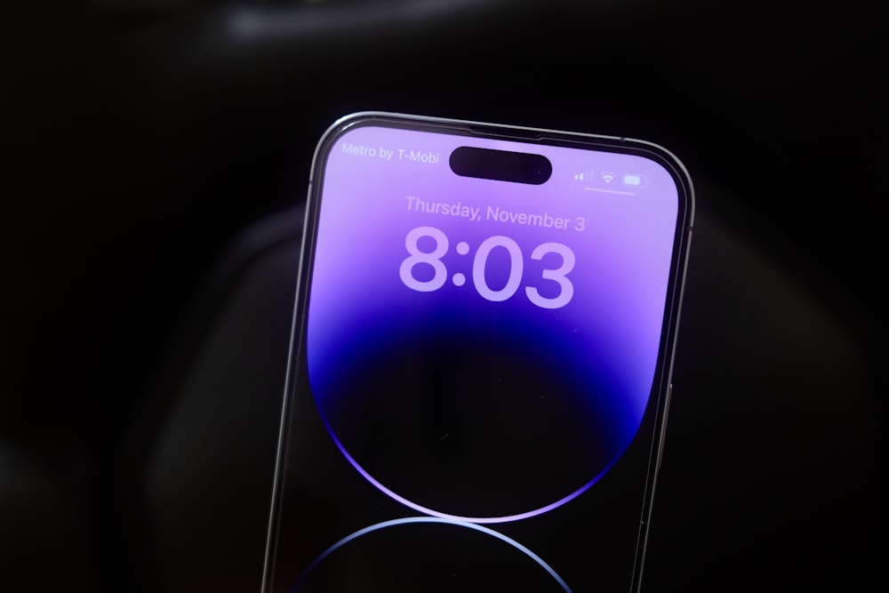 ein Handy mit violettem Bildschirm