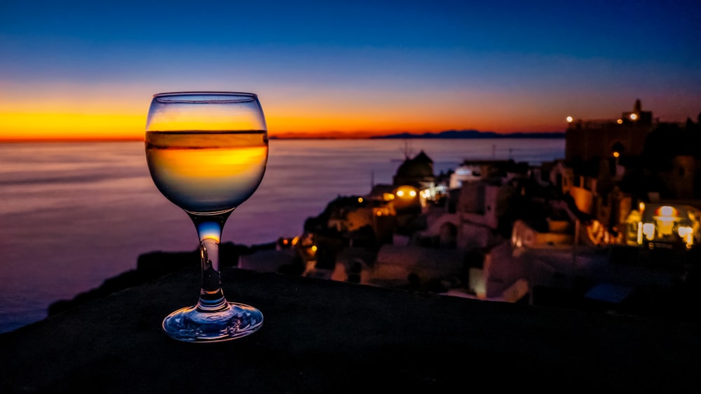 un verre de vin sur une table