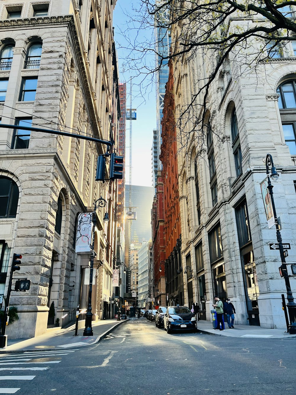 eine Straße mit Gebäuden auf beiden Seiten