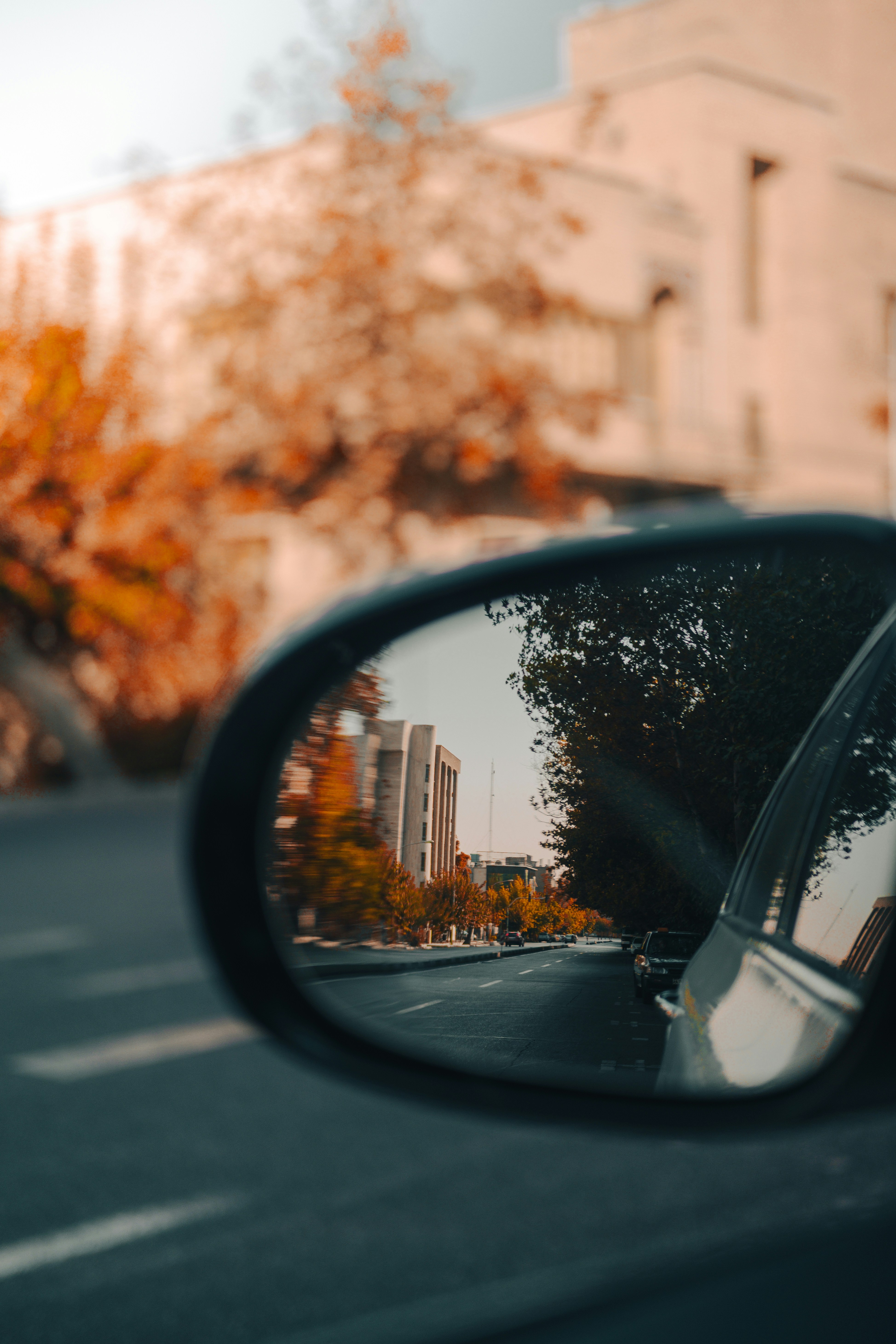un espejo de coche mostrando un incendio