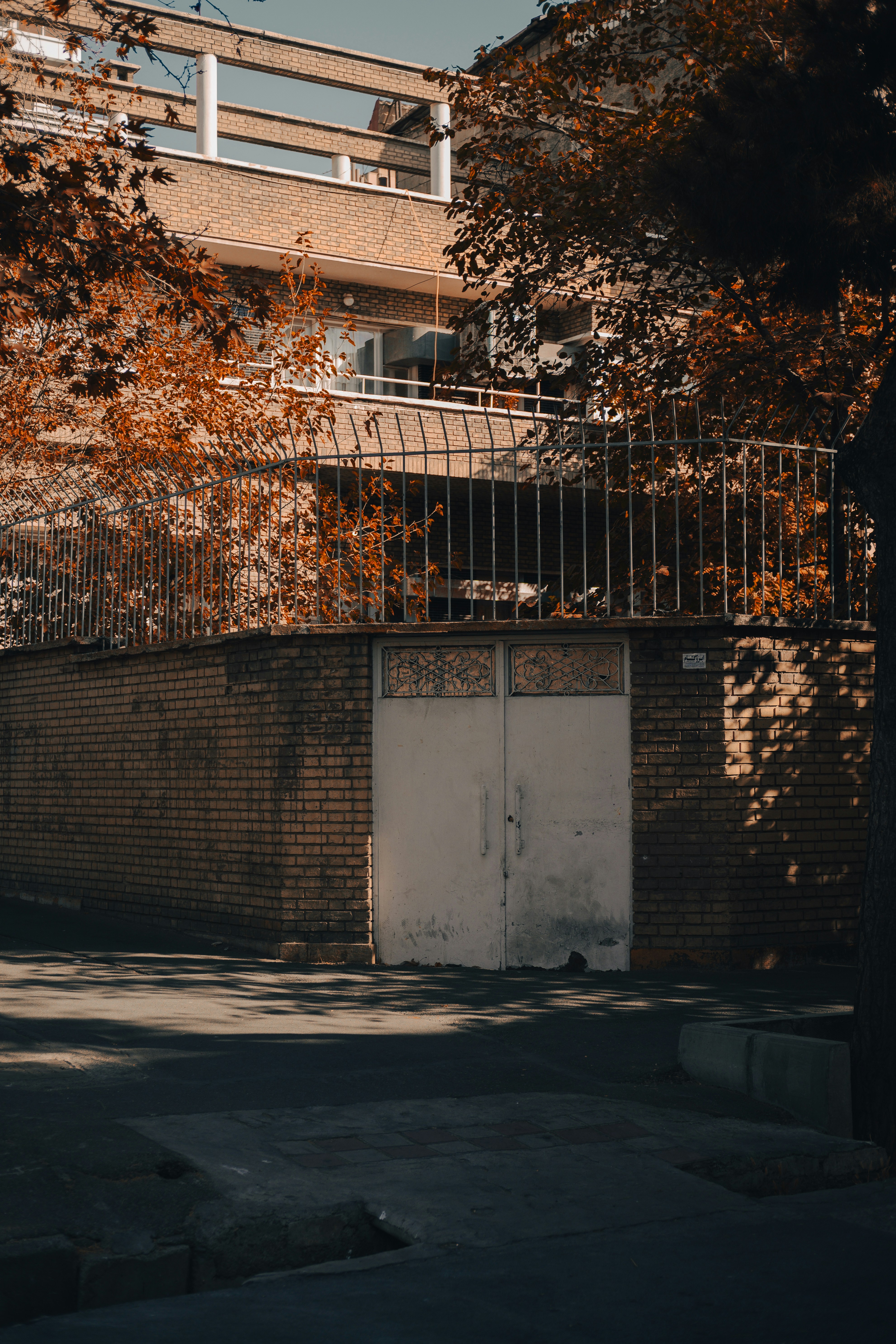 un edificio con una pared de ladrillo y una pared de ladrillo