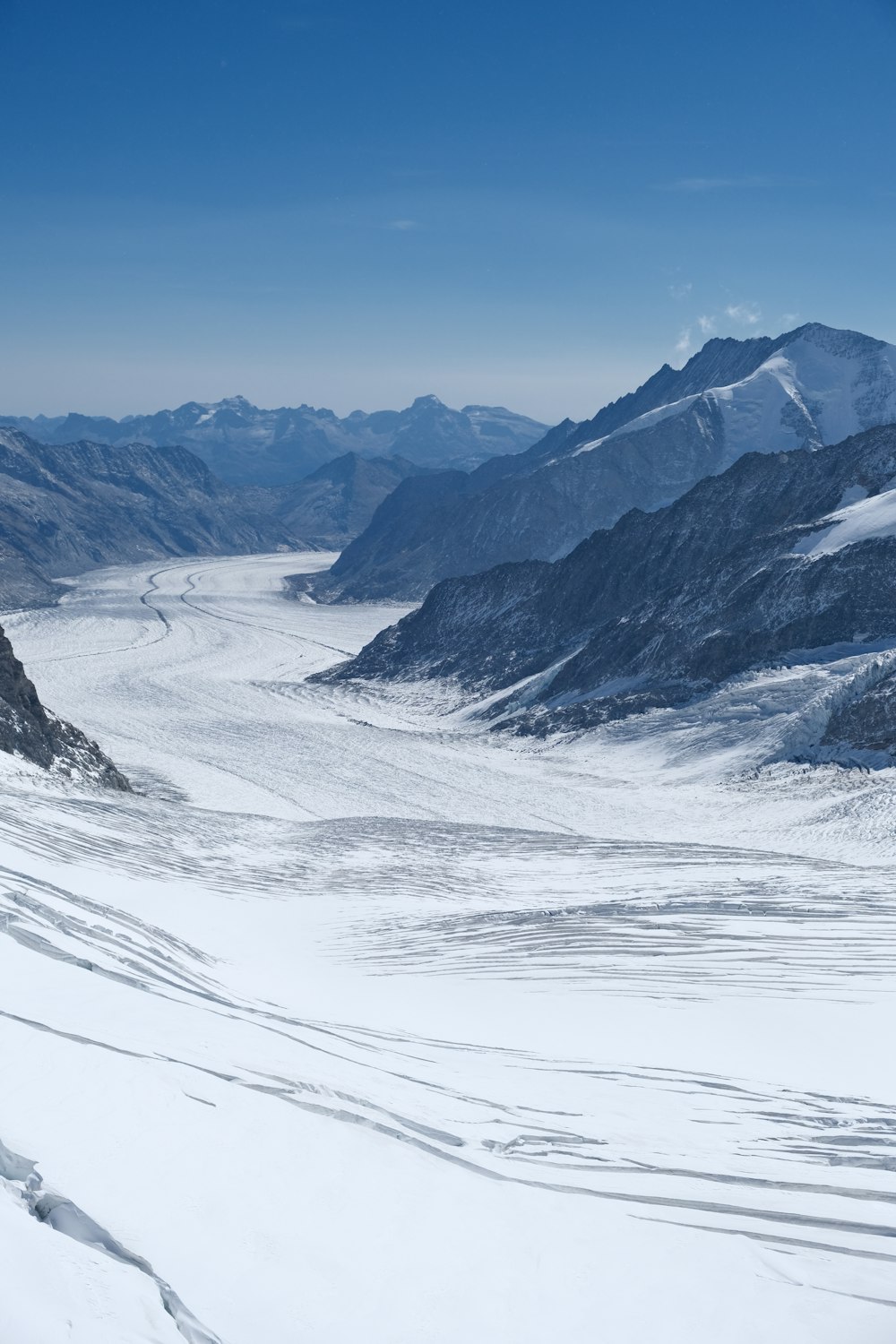 a snowy mountain range