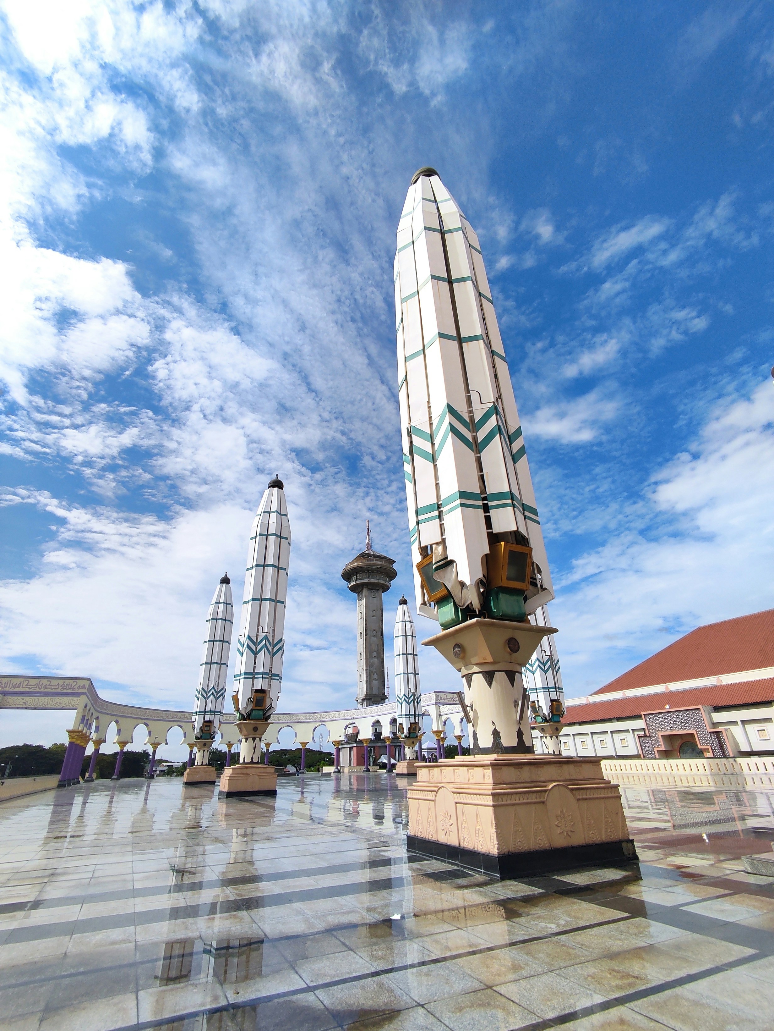 大型の白いロケット船