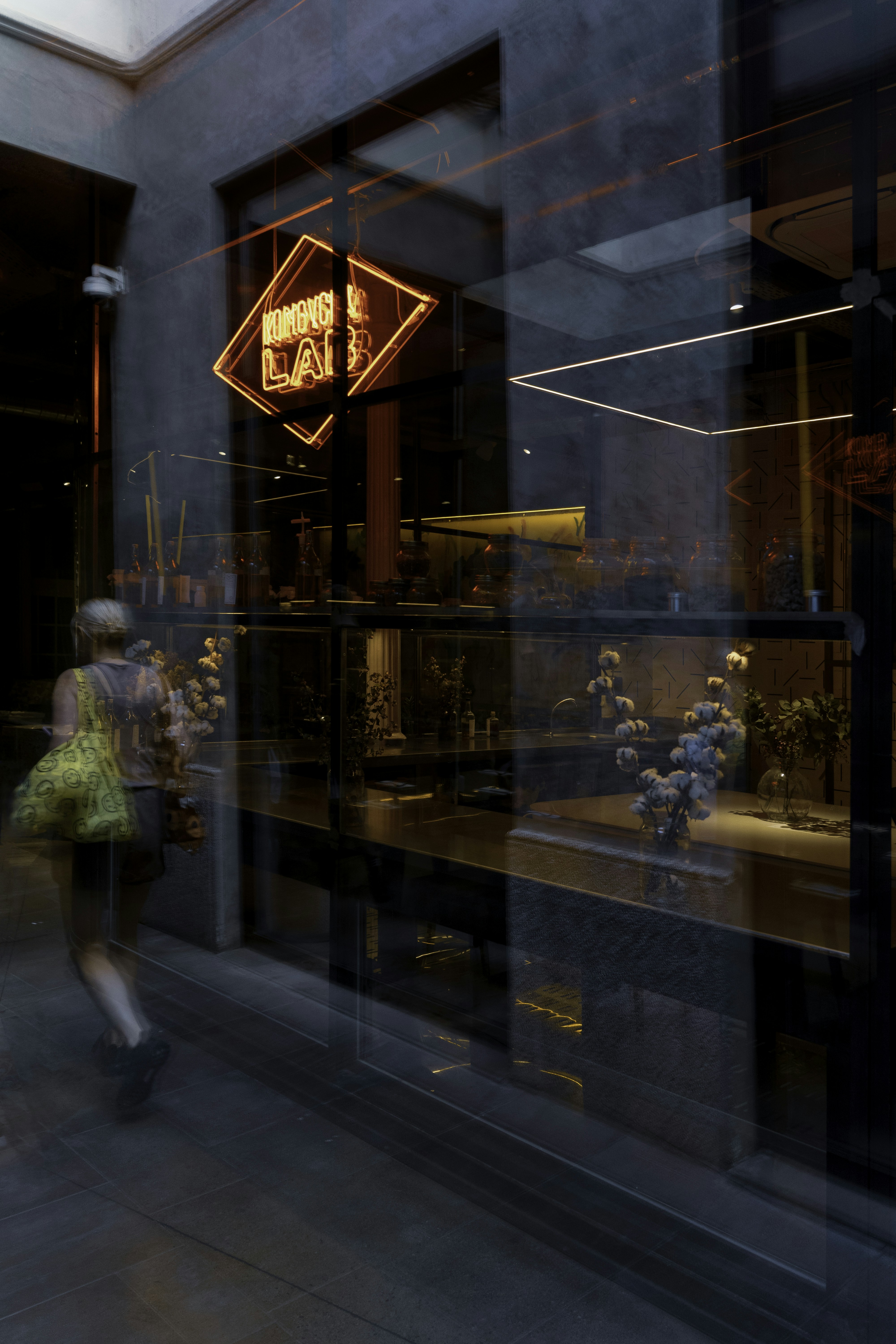 una statua davanti a una porta a vetri