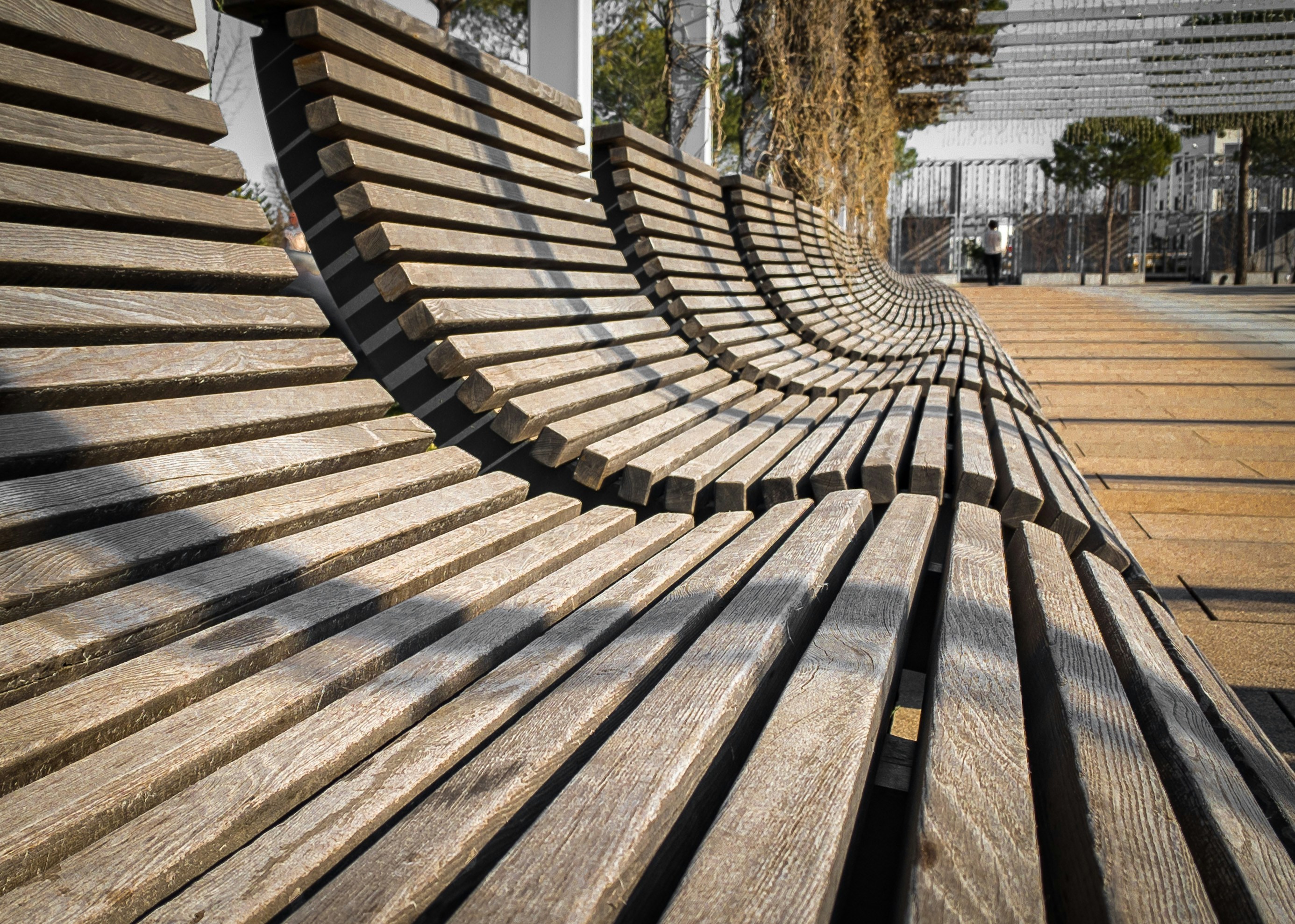 Un banc en bois dans un parc
