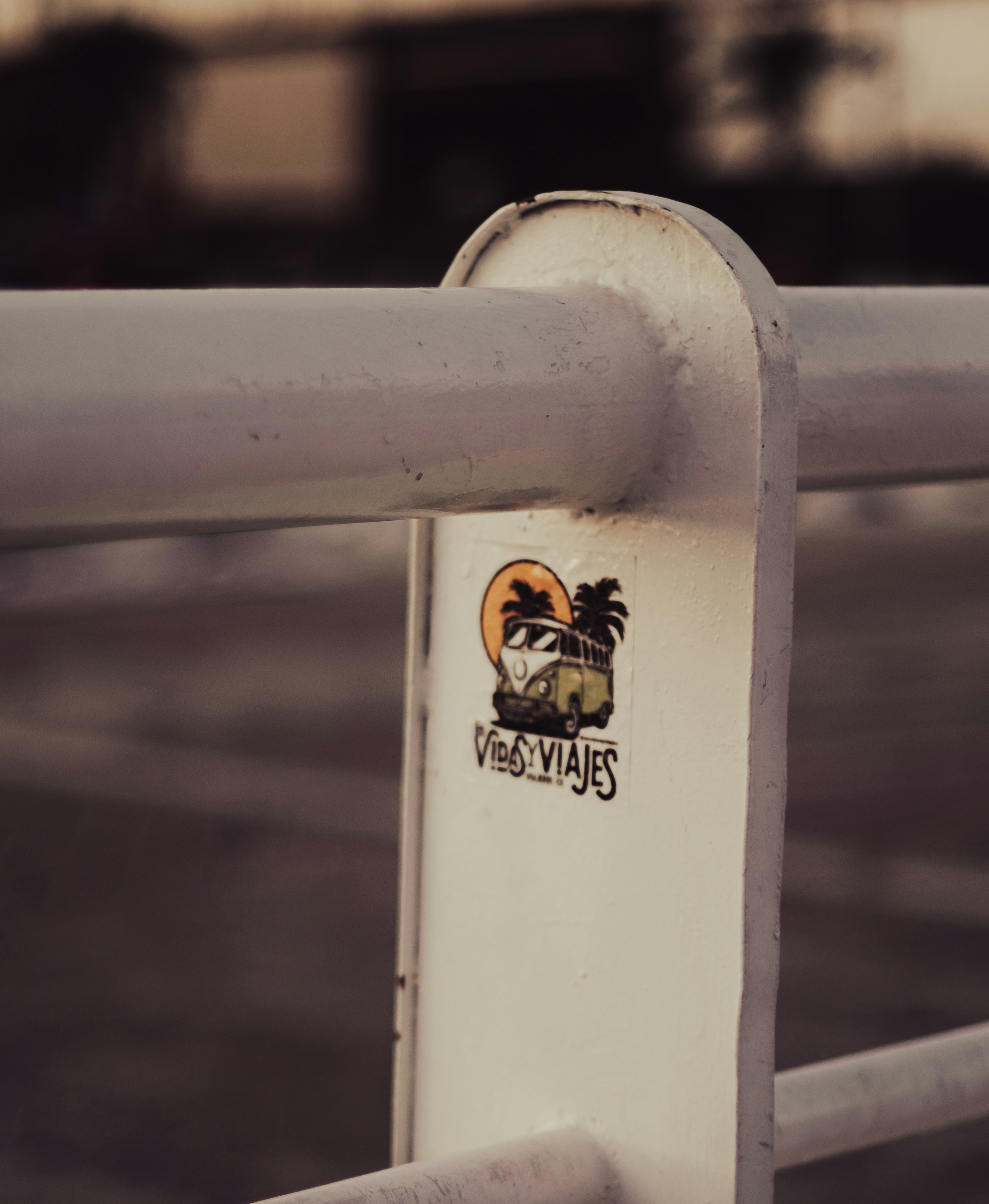 sebatang rokok dengan stiker di atasnya