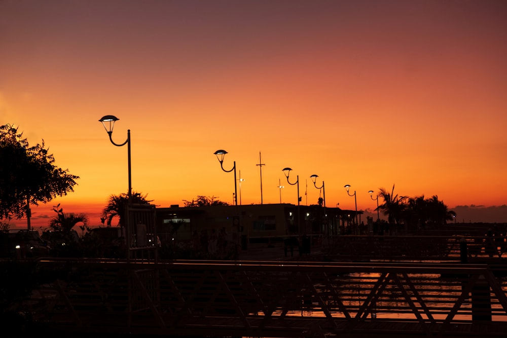 Un coucher de soleil sur une ville