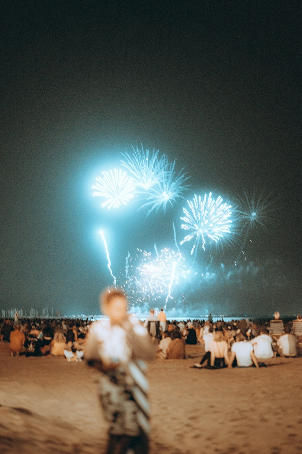um grupo de pessoas assistindo fogos de artifício