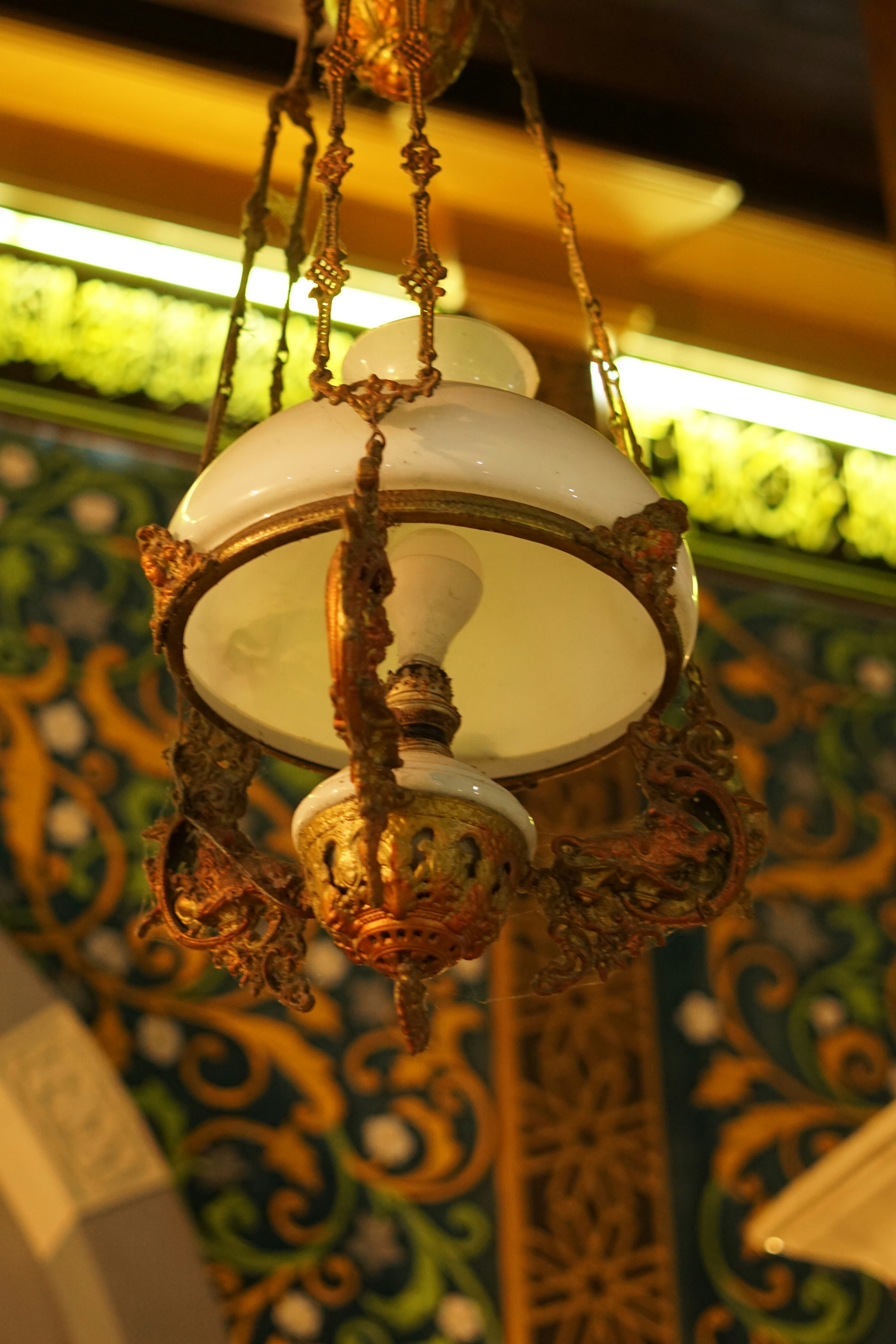 Una lámpara de araña desde un techo