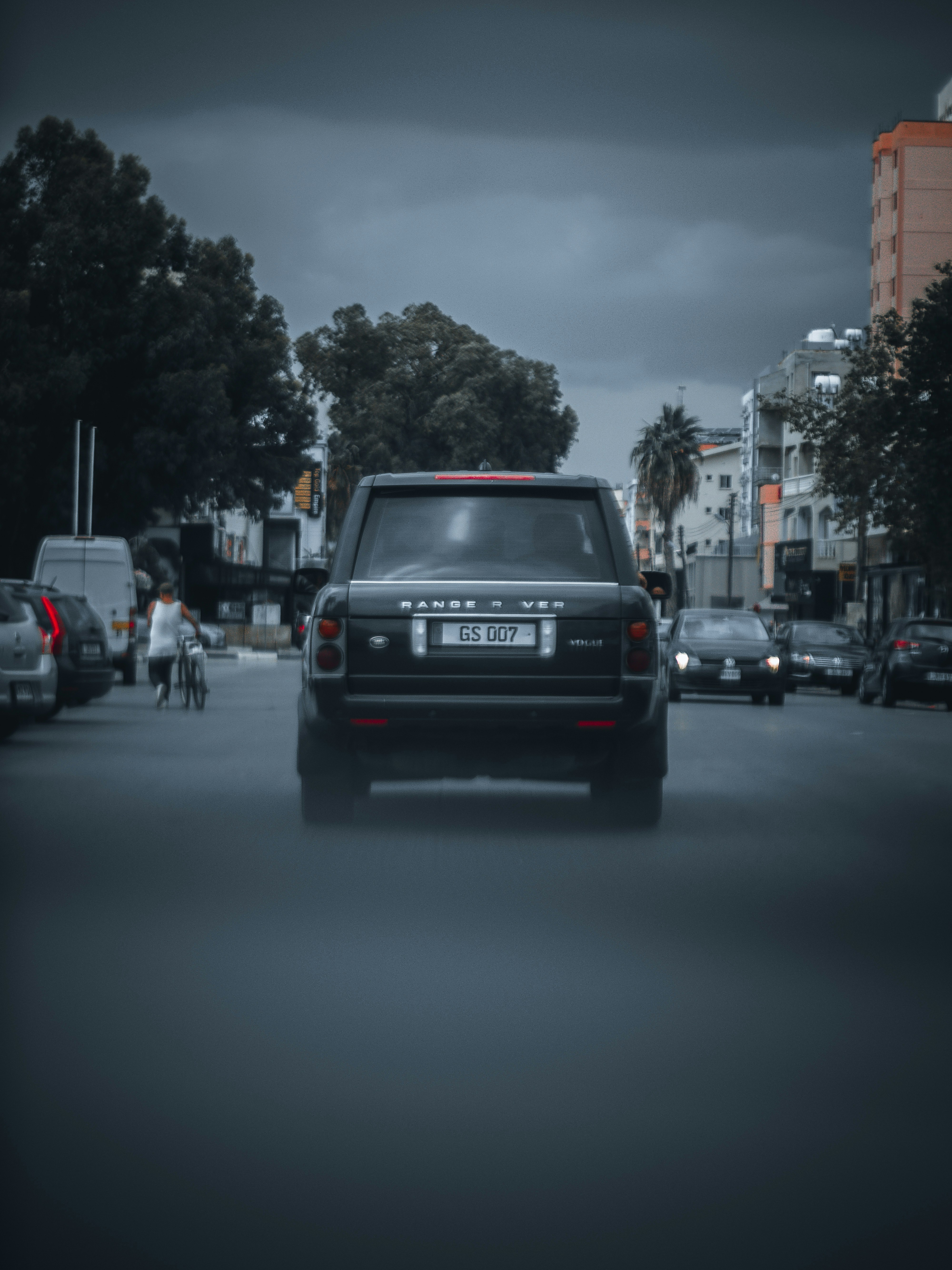 um carro em uma estrada