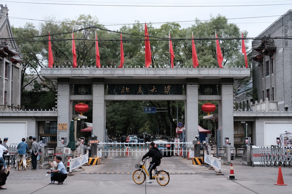 una persona montando una bicicleta debajo de un puente