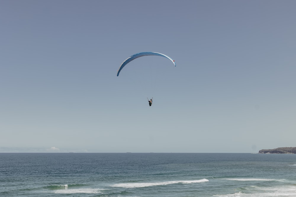 une personne parachute ascensionnel sur l’océan