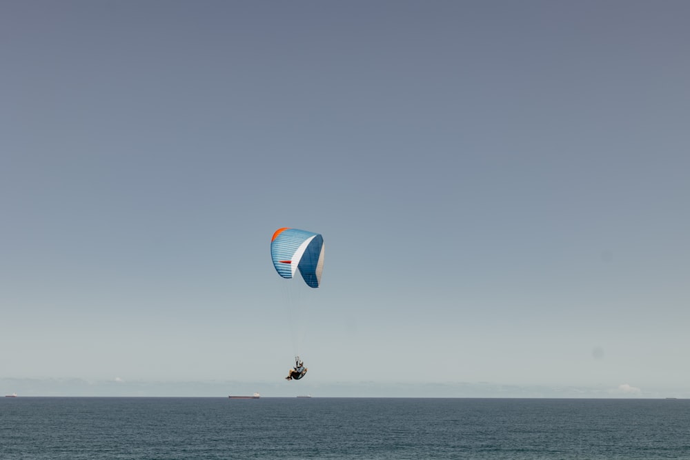 une personne en parachute ascensionnel sur l’eau