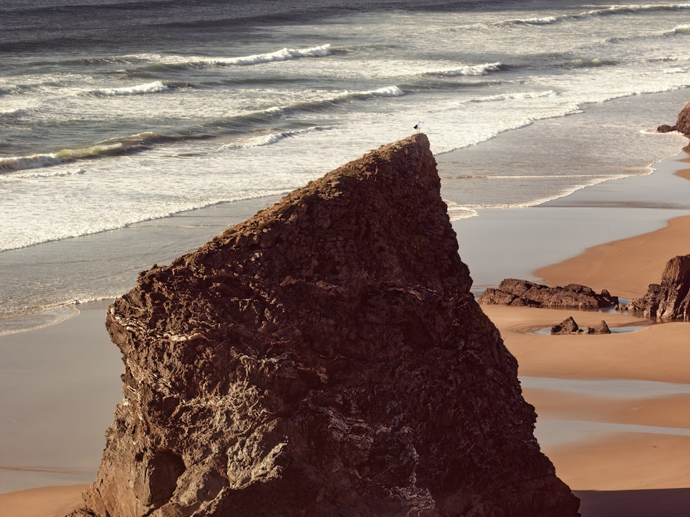 una grande roccia su una spiaggia
