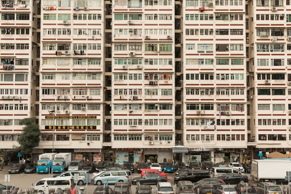 a large building with many cars parked in front of it