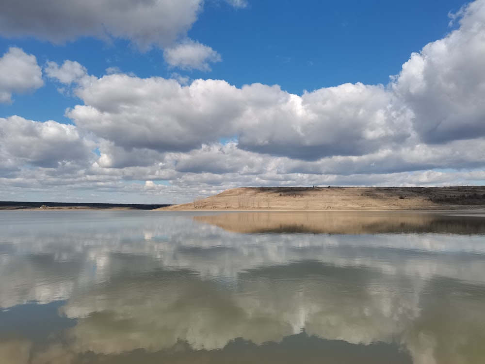 un cuerpo de agua con tierra en el fondo