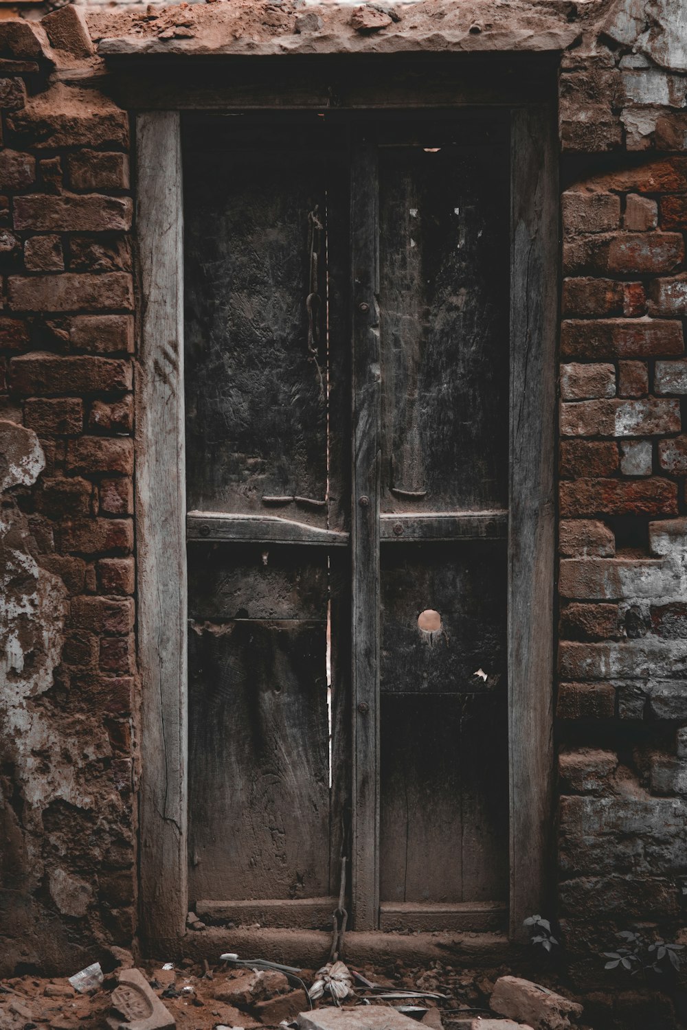 eine Tür in einer Ziegelmauer