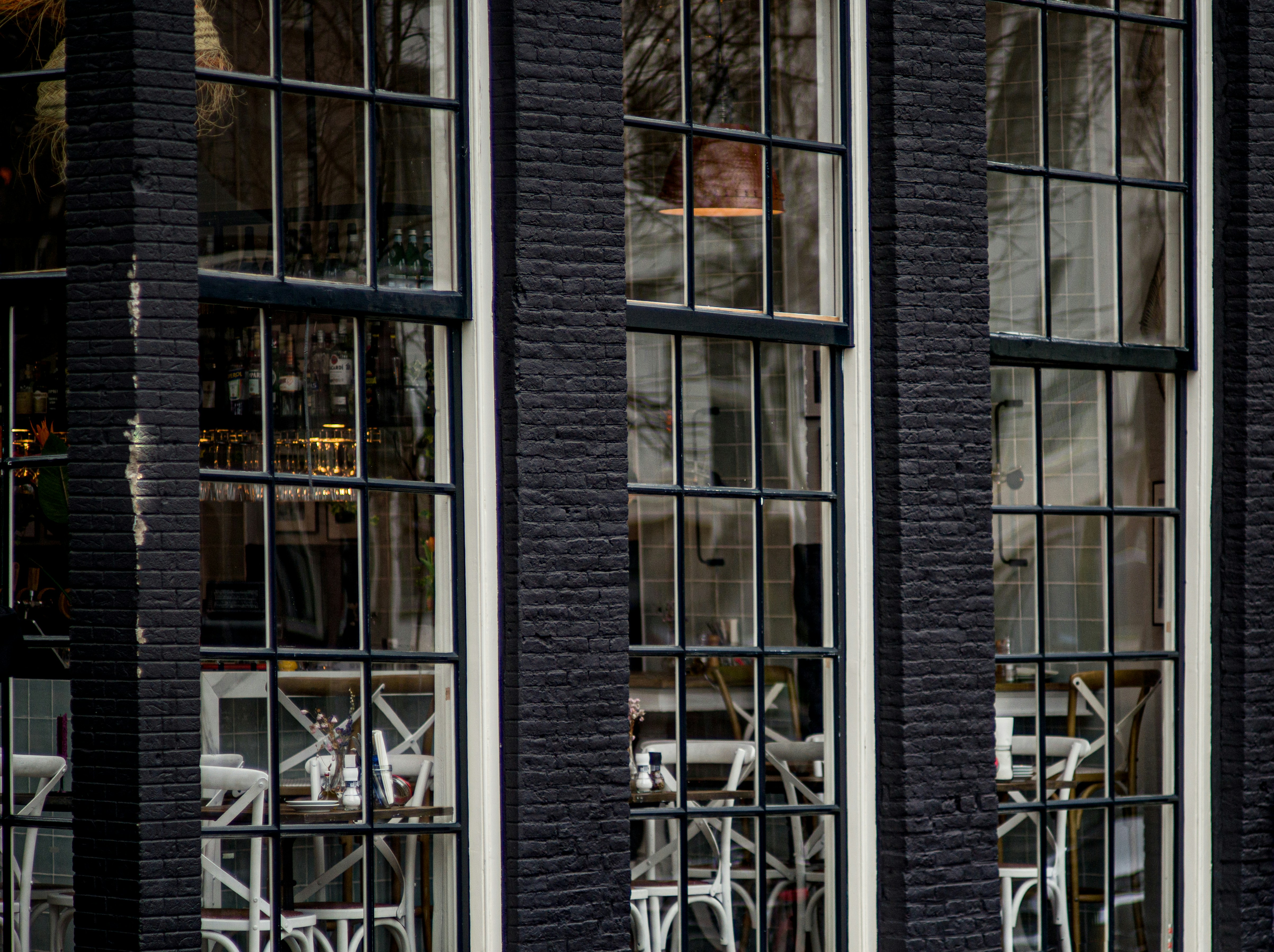 Hollanda'da yatırım vergilendirmesi ve vergi iadesi süreçlerini simgeleyen, üzerinde Euro banknotları, hesap makinesi ve finansal belgelerin bulunduğu Hollanda temalı görsel.