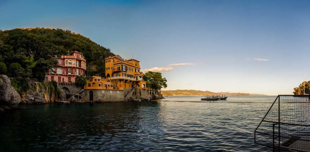 Un edificio en una isla rocosa