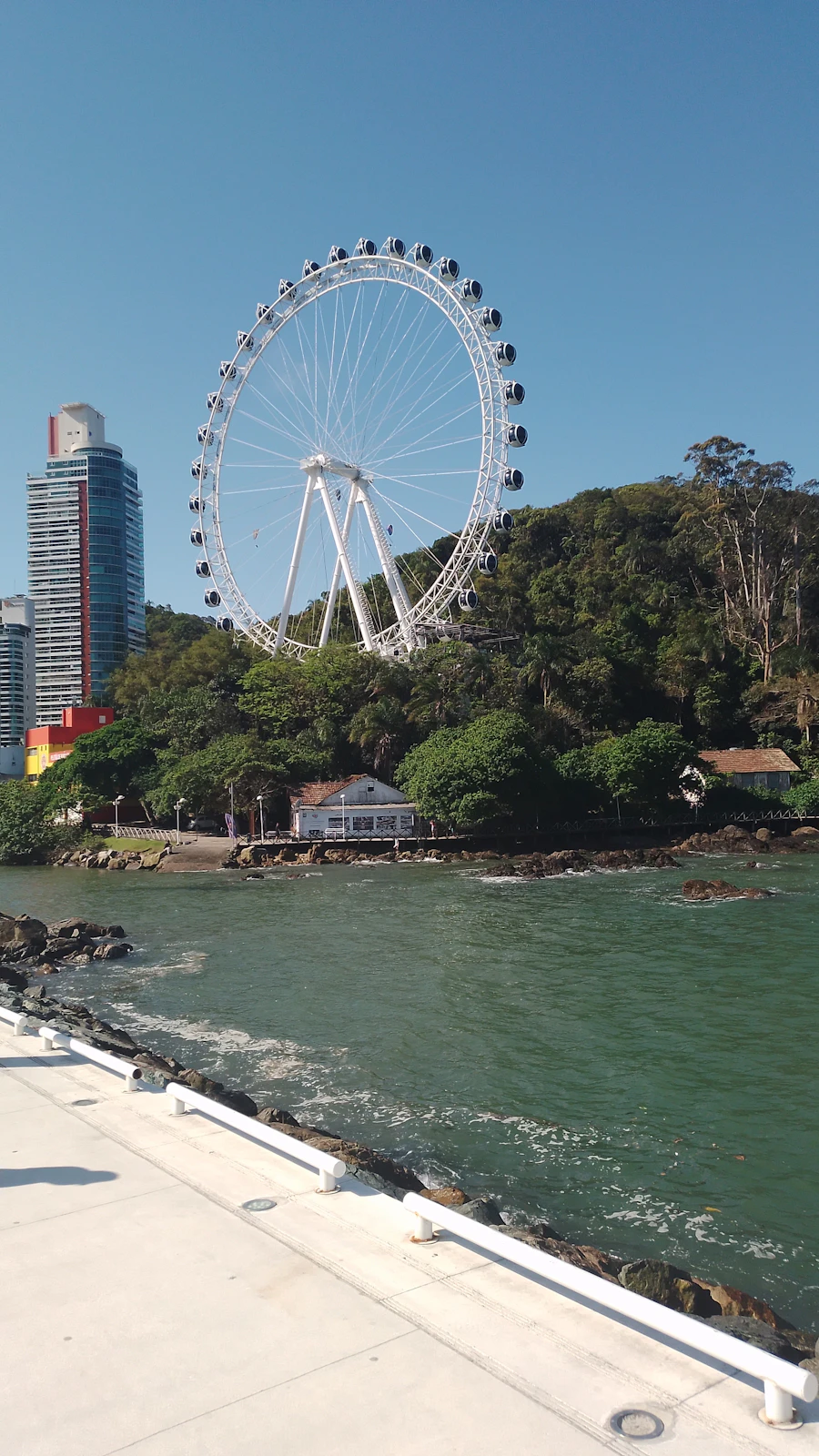 Roda-gigante à beira-mar em Balneário Camboriú