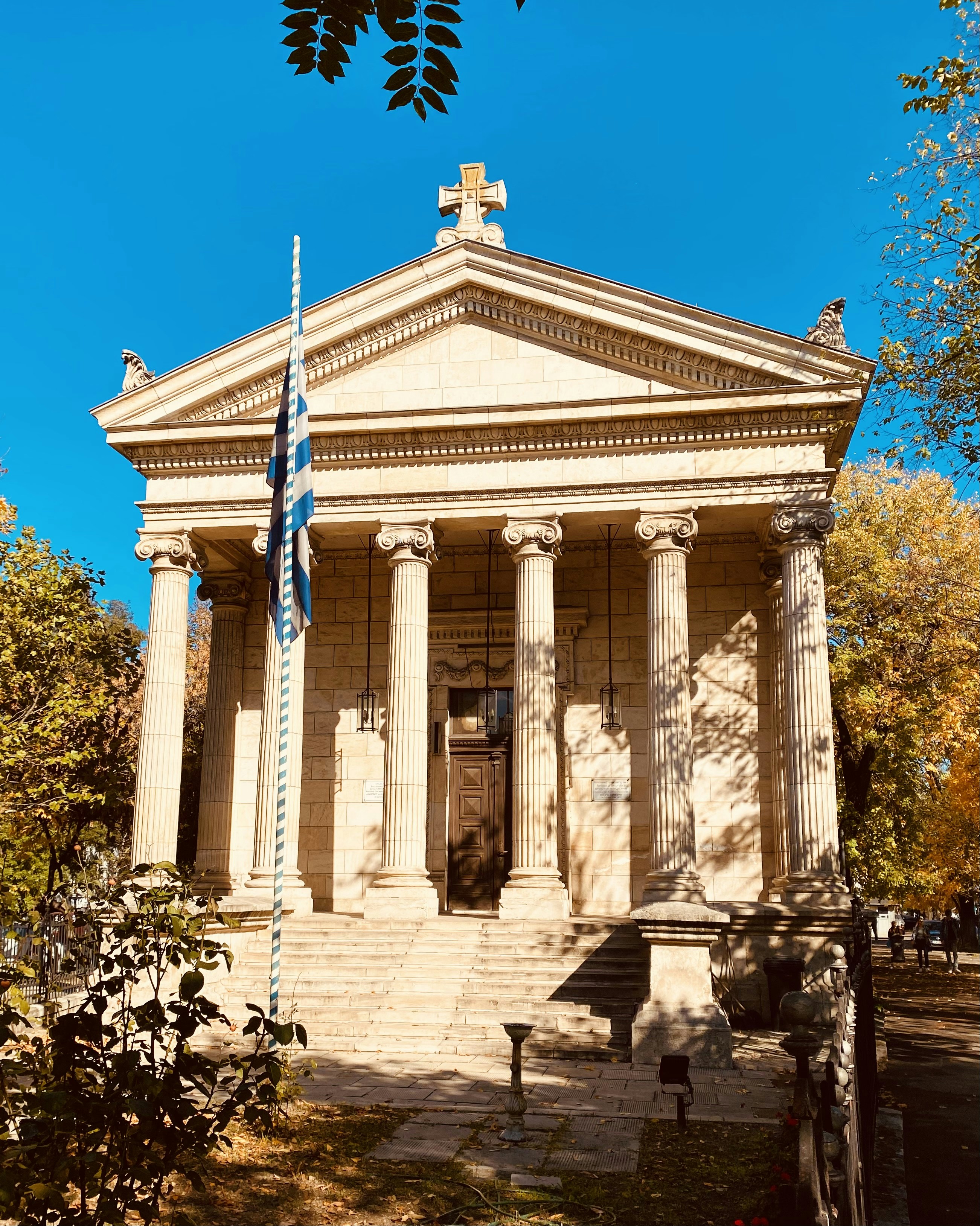 un edificio con pilastri e scale