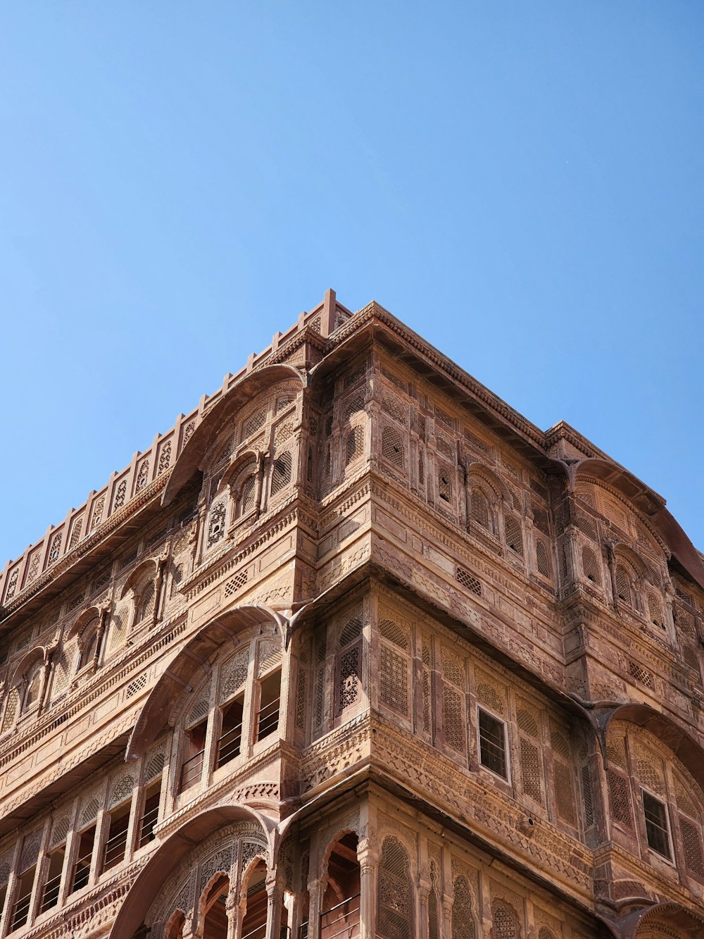 Un gran edificio de ladrillo