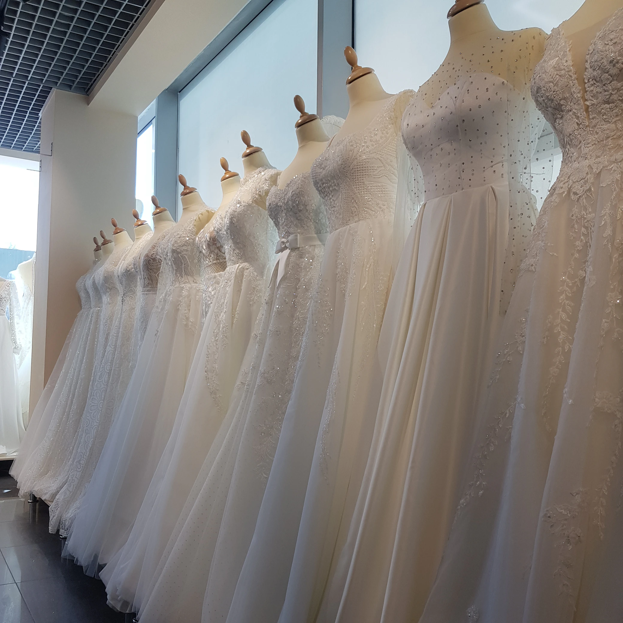 Intérieur de l'atelier Noces avec mannequins et tissus