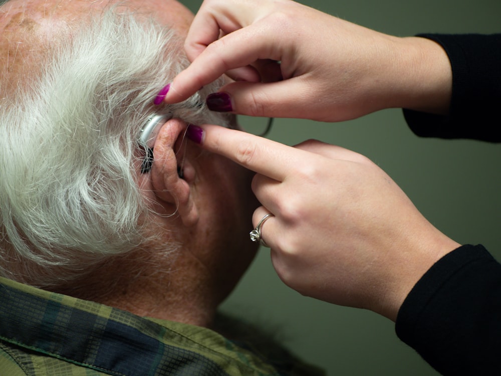 Un homme avec ses mains sur son visage