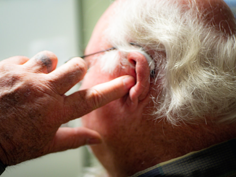 Un homme avec sa main sur son visage