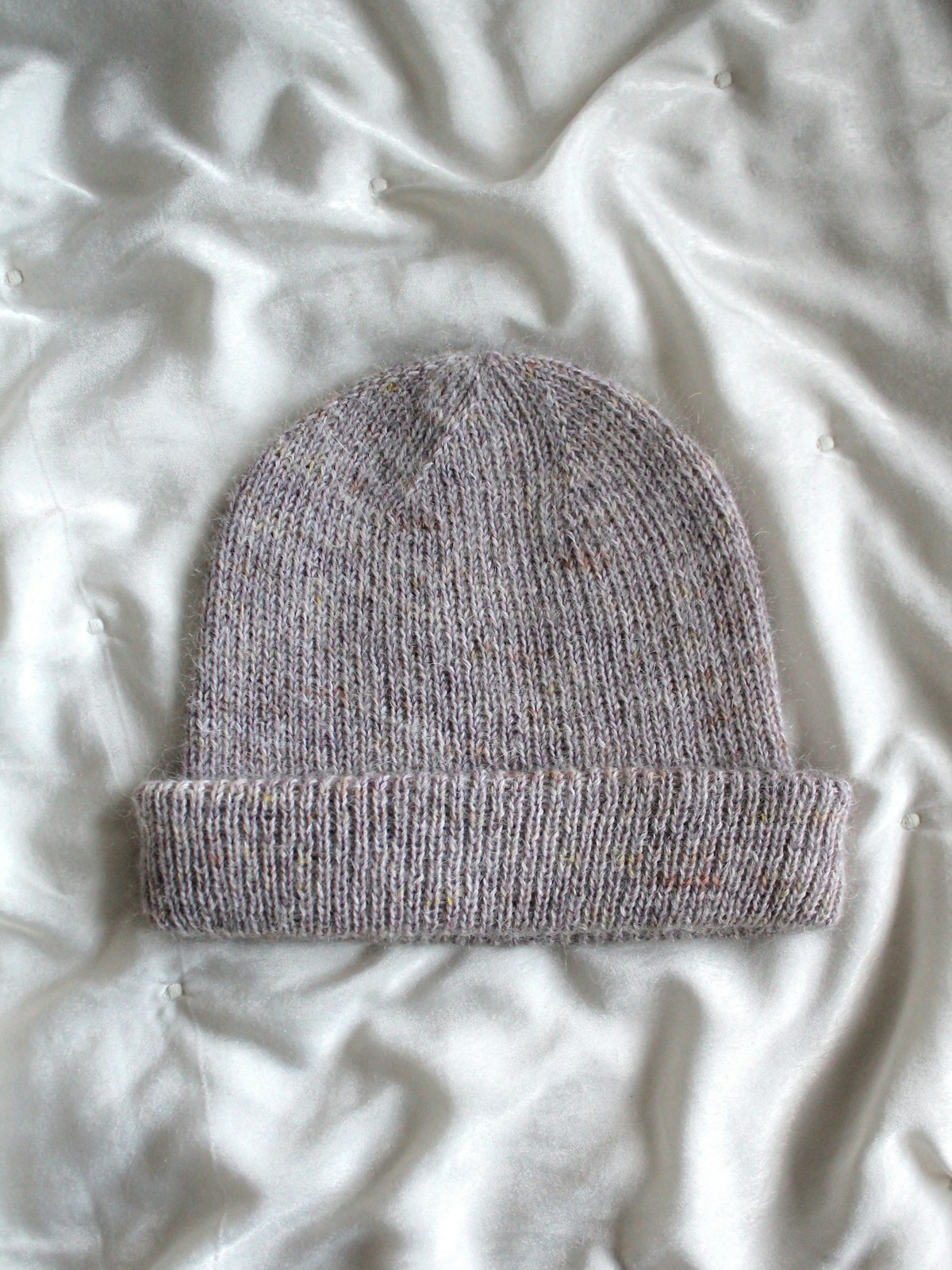 Un bonnet tricoté gris