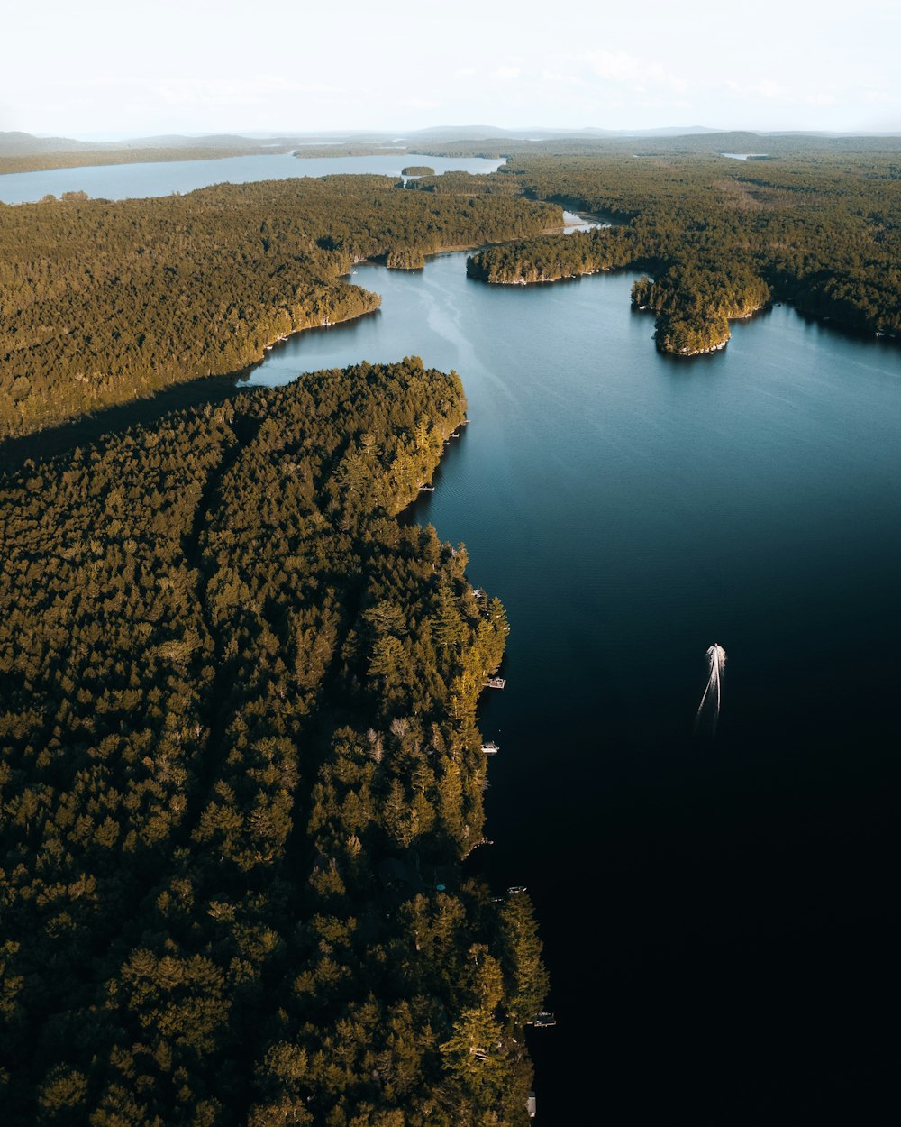 un fiume con una costa rocciosa