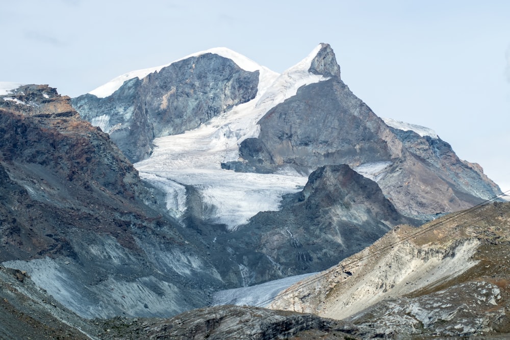 Une montagne enneigée